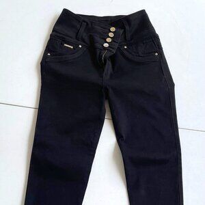 Black Jeans- Deluxe (Colombia)